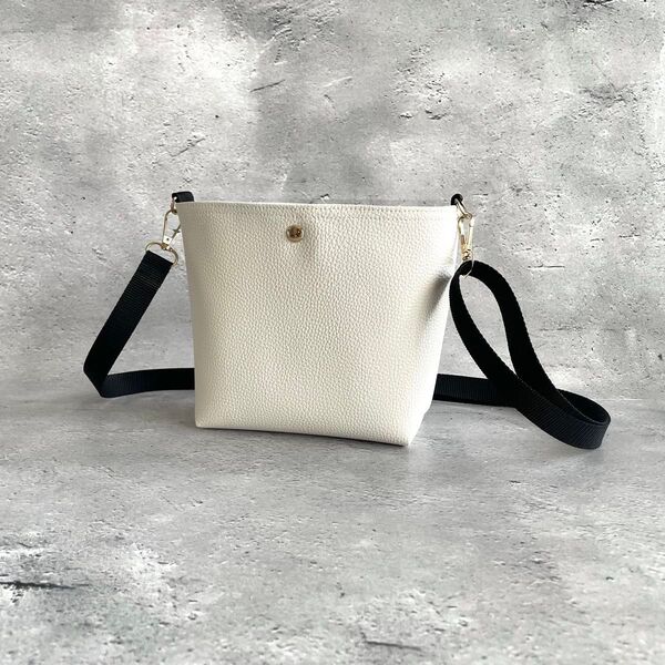 ハンドメイド ミニショルダーバッグ フェイクレザー ホワイト