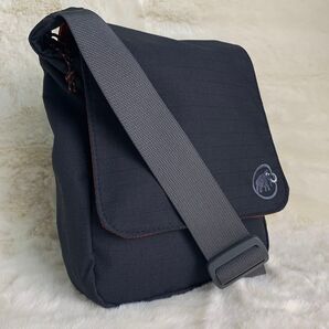【極美品】マムート MAMMUT サコッシュ ショルダーバッグ ナイロン フラップ ロゴ刺繍 4L クロスボディ 斜め掛け