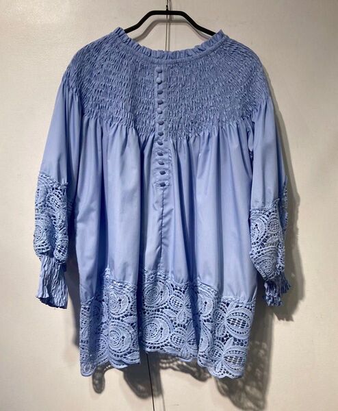 新品タグ付きレースブラウス水色6分袖 レース チュニック トップス 華やか1枚でお洒落に大人可愛い主役コーデアイテムブルー系