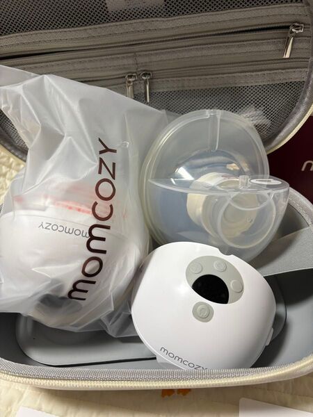 Momcozy ハンズフリー電動搾乳機 1つ新品、片方2回使用 プレゼント付