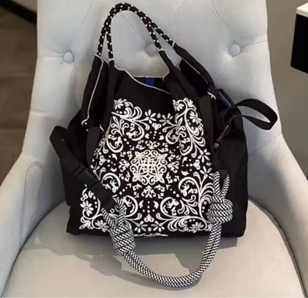 ショルダーベルト付 トートバッグ エコバッグ ボールアンドチェーン 黒 刺繍 大容量 ナイロンバッグ バンダナ柄 オシャレ 撥水