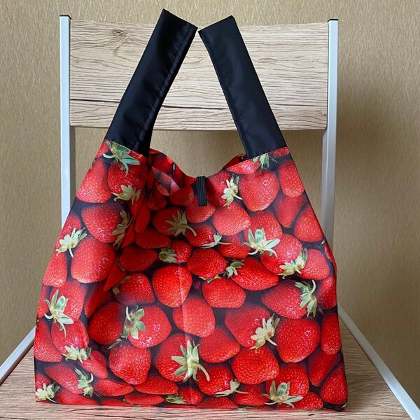 エコバッグ ハンドメイド コンビニ お弁当 折り畳み 撥水 コンパクト 莓 黒 ストロベリー