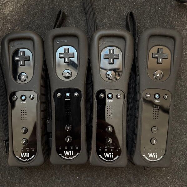 Wii リモコンプラス 黒4台 ジャケット、ストラップ付き