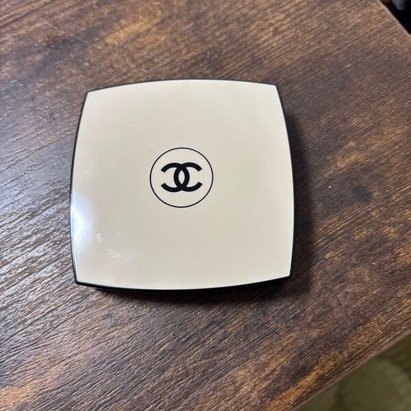 CHANEL LES BEIGES パウダーファンデーション LIGHT