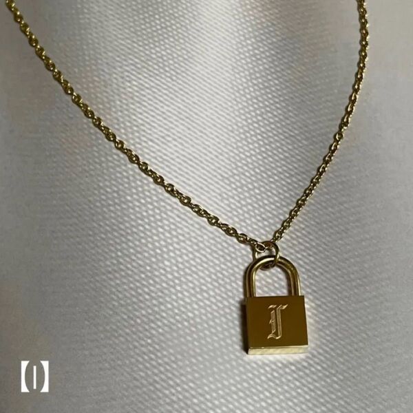 在庫処分 ネックレス イニシャル "I" 金属アレルギー対応 316L サージカルステンレス製 アルファベット つけっぱ 南京錠