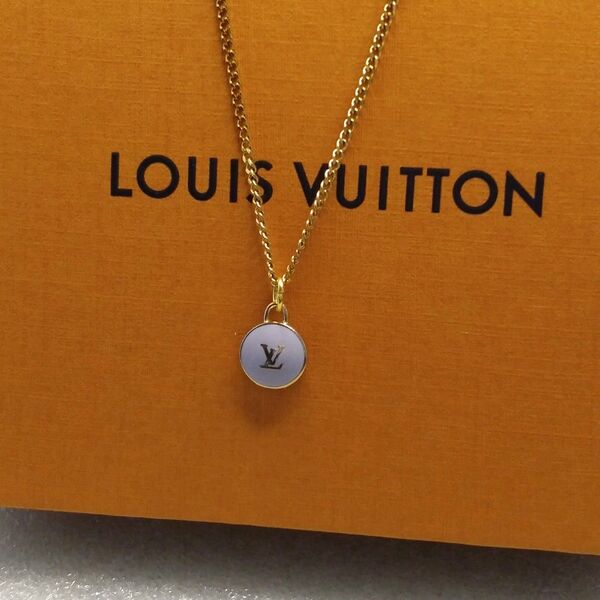 ルイヴィトン LOUISVUITTON (正規品) ☆良品☆サークル型LVロゴ印字チャーム&ネックレスチェーン(社外品)