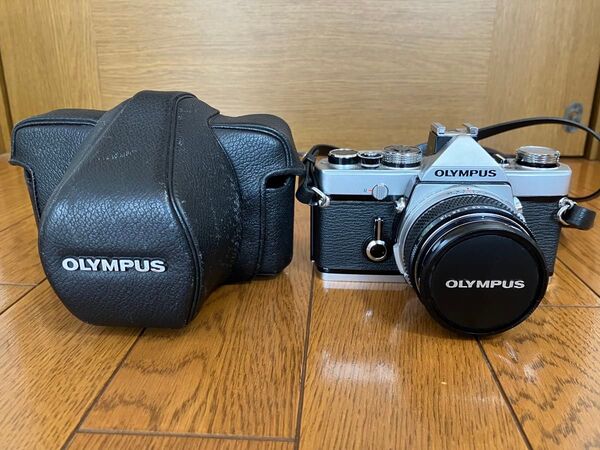 オリンパスOM-1 一眼レフカメラ、ケース、ストラップ、レンズキャップ付き、ジャンク品