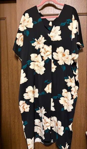 新品花柄ワンピース