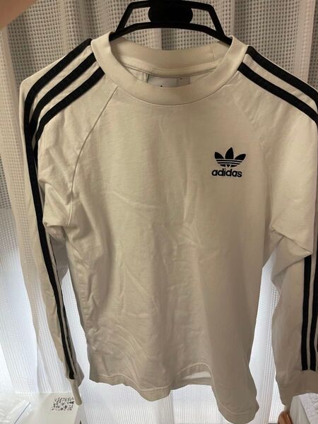 adidas ホワイト長袖Tシャツ