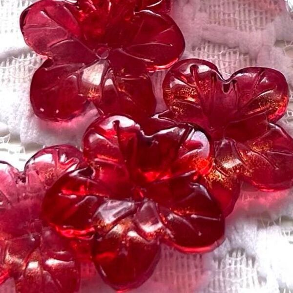 お花ビーズ ハイビスカス 芙蓉 レッド ゴールドラメ 20個