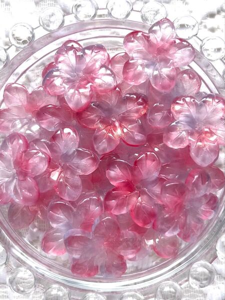 お花ビーズ ハイビスカス 芙蓉 淡いレッドブルーグラデーション ラメ 20個 ハンドメイド素材