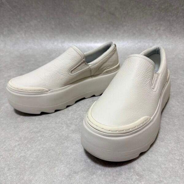 【UGG】アグ 美品 マリン メガ スリッポン 厚底 ホワイト 24cm ローファー スニーカー ホワイト