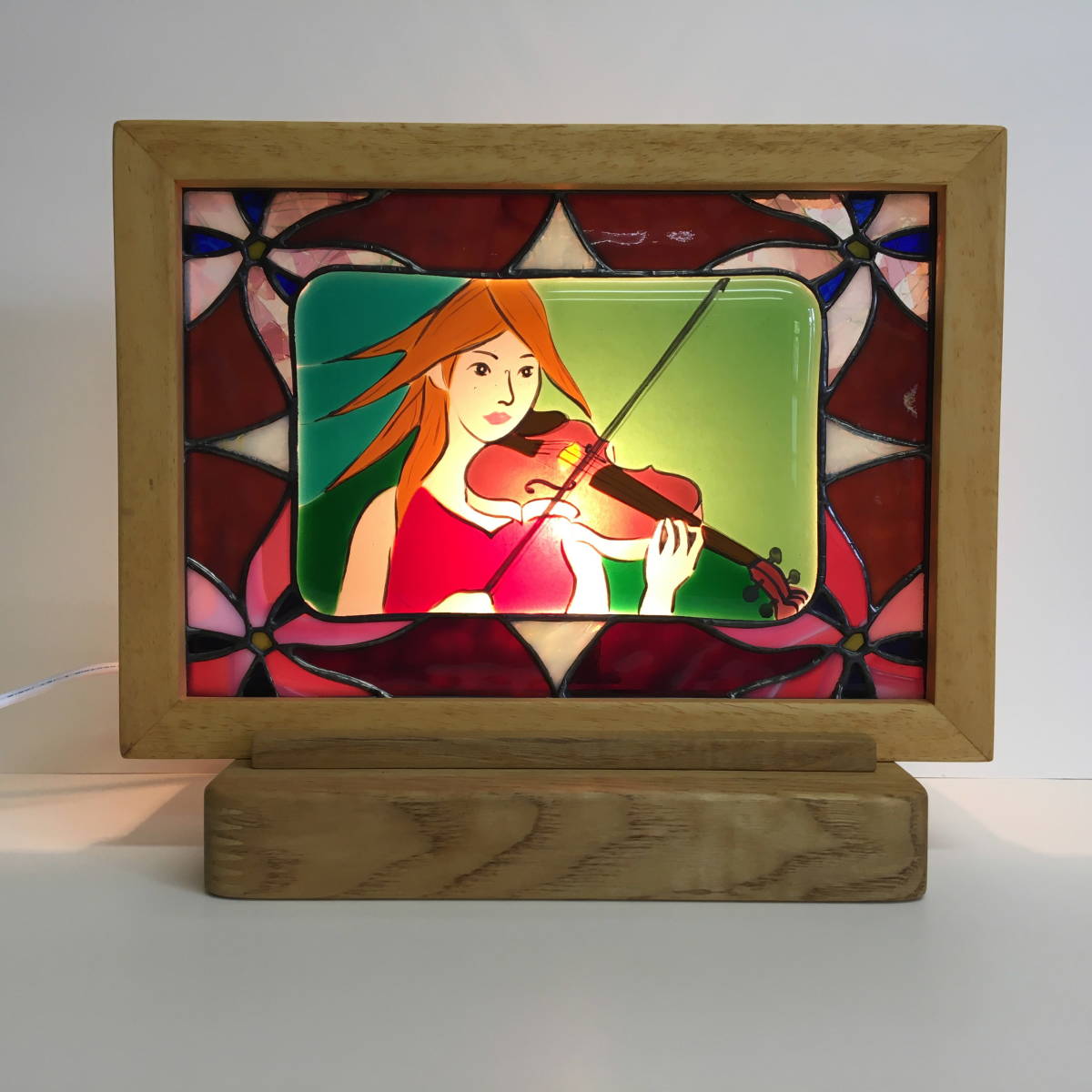 Vidriera violinista con soporte de iluminación con marco de madera♪, artesanía a mano, artesanía, artesanías de vidrio, Vitral