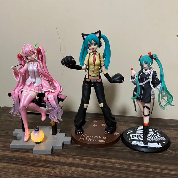 箱無し 初音ミク フィギュア 3体セット (桜ミクの提灯は破損してますが光ります(電池入りで発送))