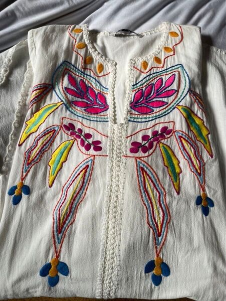 【訳あり】Zara メキシカン 花柄 刺繍 長袖 ワンピース白 サイズS マキシ丈