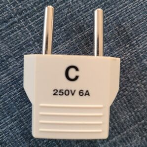 ししし、シンプルな変換プラグがうちゅくしい!Cタイプ サイズ約4.5x3.5x1.5cm 海外旅行 250V 6A変換プラグ