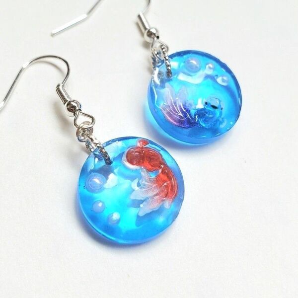 金魚のサークルピアス イヤリング変更可 綺麗 かわいい 夏 キラキラ 赤 青 小ぶり うるうる ちゅるちゅる