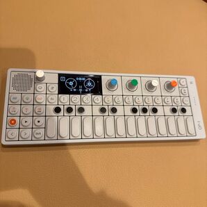 Teenage Engineering OP-1 シンセサイザー