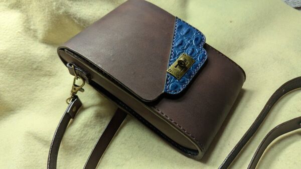 コンパクトショルダーバッグ 牛革製 スマホポーチ ハンドメイド