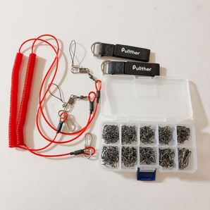 釣り針 いろんなサイズ 釣りフック 釣竿落下防止 尻手ロープ スパイラルコード付き カラビナ付 フィッシング 釣り 収納ケース付き