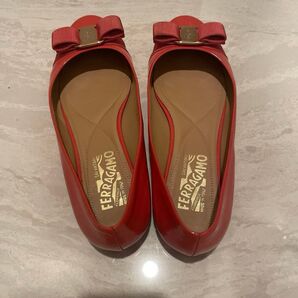 フェラガモ エナメルパンプス ピンク