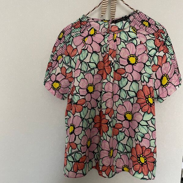 ZARA BASIC 半袖トップス 花柄 総柄 ザラ