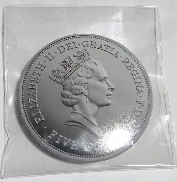 未使用! 非売品 イギリス 5ポンド 銀貨型 硬貨型 缶バッチ エリザベス2世 缶バッジ ピンバッジ ピンバッチ