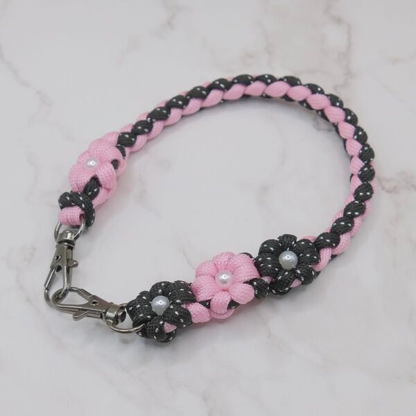 ハンドメイド ハンドストラップ スマホ チャーム パラコード 花x4 HS058