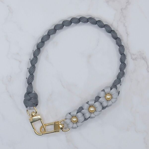 ハンドメイド ハンドストラップ スマホ チャーム パラコード 花x3 HS079