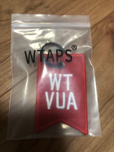 wtaps 布ロゴ刺繍キーホルダー レッド