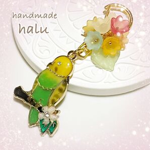 ハンドメイド レジン ちょこんと止まり木枝のセキセイインコさんとお花いっぱいバッグチャーム (Y×YG)No.589