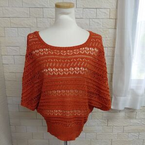 オレンジ色の透かし編みトップス サマーニット