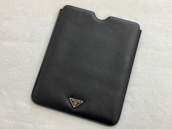 (R628) 美品 プラダ 2ARD64 サフィアーノ iPadケース ブラック 三角プレート タブレットケース