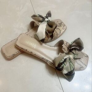 新品 VIVIAN 取り外しスカーフ付 パイソン柄 サンダル ミュール LL/25-25.5cm