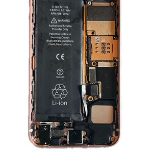 iPhone SE 第一世代 ローズゴールド ジャンク 赤ロムアクティベーションロックかかってます。