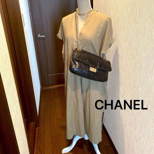 極美品 CHANELパンチング ダブルチェーン 斜め掛けショルダーバッグ