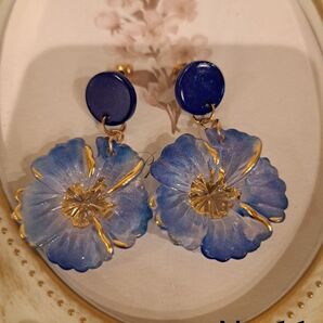ピアス花 青 紺色 ゴールド