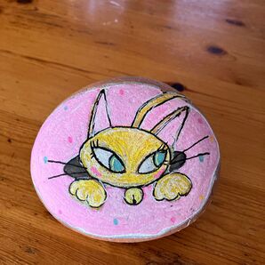 猫がドーナツに入っている絵の石