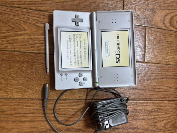 NINTENDO DS Lite シルバー、スーパーマリオブラザーズカセットも付。