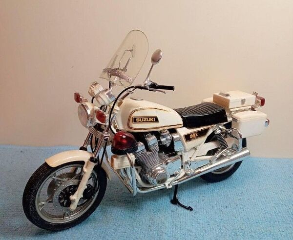 タミヤバイクプラモデル1/12完成品スズキGX750白バイ仕様