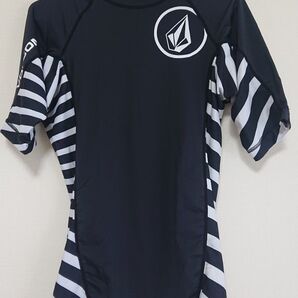 VOLCOM ラッシュガード ボーダー柄 ブラック×ホワイト Mサイズ