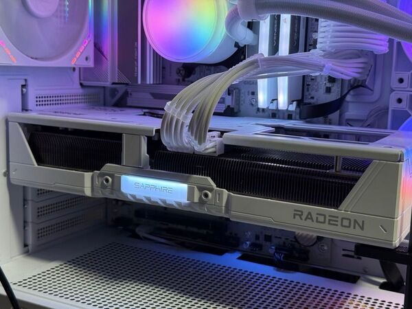 SAPPHIRE PURE Radeon RX9070XT