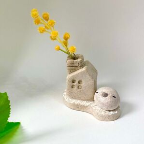 「シマエナガさんのいる家、一輪挿し」造花用の花瓶 かわいい陶器のお家型オブジェ おうち型 置物 ハンドメイド