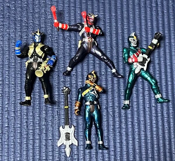 バンダイ ガシャポンHGシリーズ「仮面ライダー響鬼」のフィギュア4体(台座無し)開封済み中古品