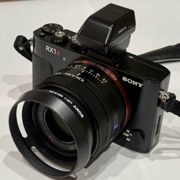 SONY DSC-RX1R 外付けファインダーとグリップ付き