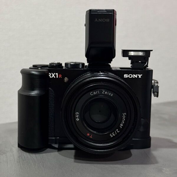 SONY DSC-RX1R 外付けファインダーとグリップと純正フード付き
