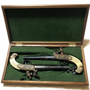  アンティーク。古式銃 スペイン製 レプリカ 。箱付き。玉付き。銃2丁の重さ1.5kgです.銃の長さ28.2センチ厚さ2.7センチ.可動品.金属製です