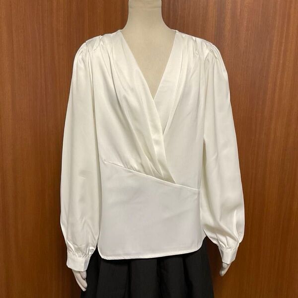 白ブラウス Vネック カシュクール パフスリーブ トップス