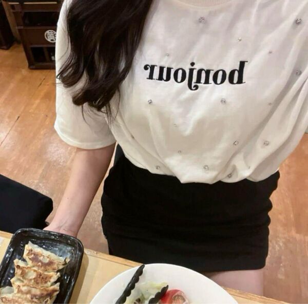ホワイト 裾結びラインストーン付ロゴTシャツ