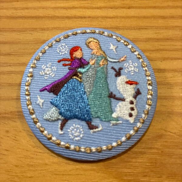 ディズニー 刺繍缶バッジ アナと雪の女音